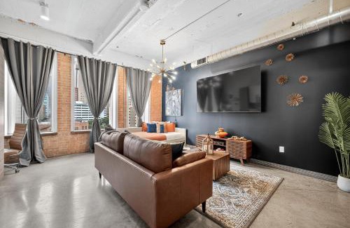 Downtown Dallas Apartment | Designer Loft 512 Sleeps 8 Dt Free Parking