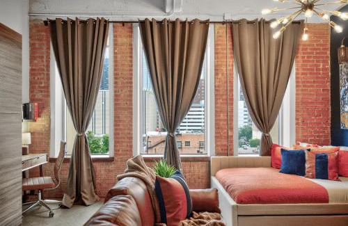 Downtown Dallas Apartment | Designer Loft 512 Sleeps 8 Dt Free Parking