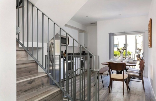 Westlake House | Designer Luxe Home + Parking! | Sleeps 8!