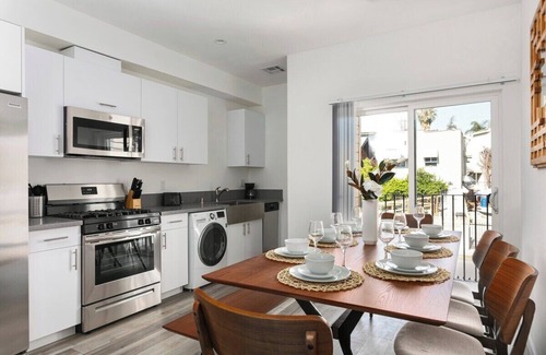 Westlake House | Designer Luxe Home + Parking! | Sleeps 8!