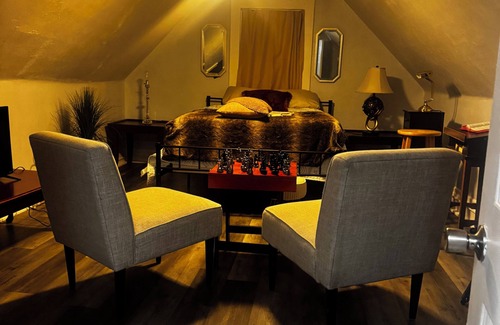 South Hills Apartment | Designer Private Studio Suite – Luxe Bath