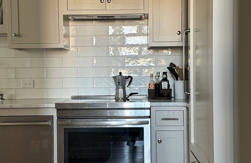 Harleston Village Apartment | Designer's Historic Downtown Pied a Terre near Broad. Private Parking 30-day min