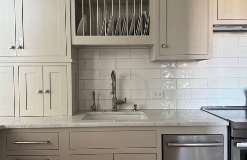 Harleston Village Apartment | Designer's Historic Downtown Pied a Terre near Broad. Private Parking 30-day min