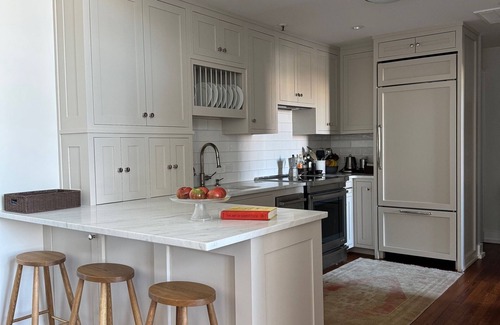 Harleston Village Apartment | Designer's Historic Downtown Pied a Terre near Broad. Private Parking 30-day min
