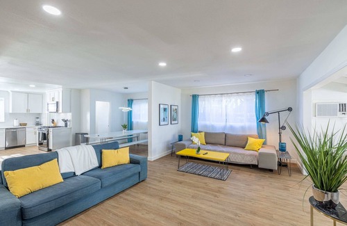 North Hills West House | *Designer: Spacious, Htd Pool, Ping Pong, BBQ etc*