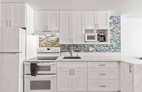 Waikiki Apartment | Designer Studio | Heart of Waikiki | Walk Everywhere