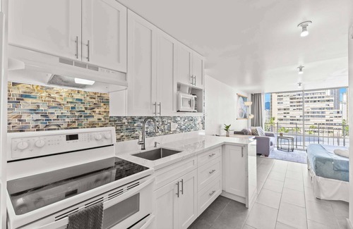 Waikiki Apartment | Designer Studio | Heart of Waikiki | Walk Everywhere
