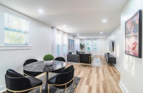 Crescent Lake Apartment | Designer Sun Filled Condo - Walk to Town