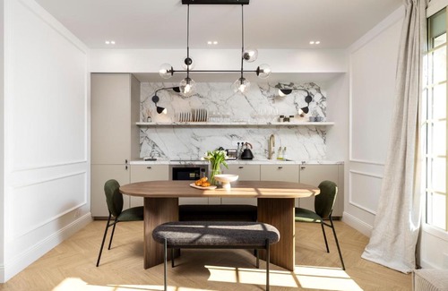 Vernier Apartment | Designer Top Floor Peaceful Elevator Fiber Wifi, Balcony
