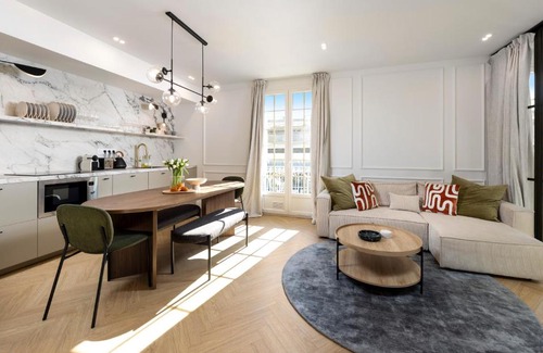 Vernier Apartment | Designer Top Floor Peaceful Elevator Fiber Wifi, Balcony