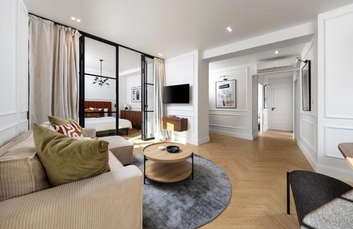 Vernier Apartment | Designer Top Floor Peaceful Elevator Fiber Wifi, Balcony