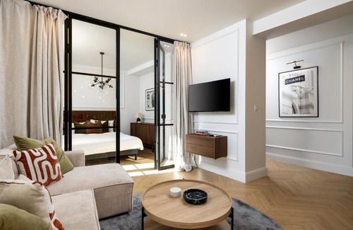 Vernier Apartment | Designer Top Floor Peaceful Elevator Fiber Wifi, Balcony