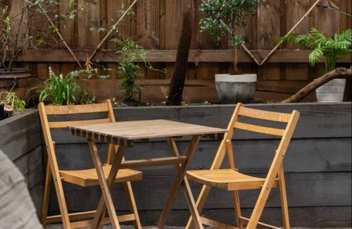 Brunswick East Apartment | Designer townhome adjacent to East Brunswick Village 2min to tram plus private parking