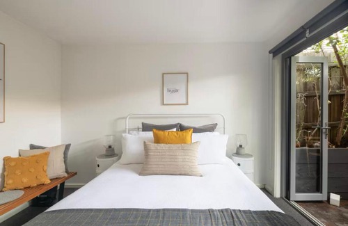 Brunswick East Apartment | Designer townhome adjacent to East Brunswick Village 2min to tram plus private parking