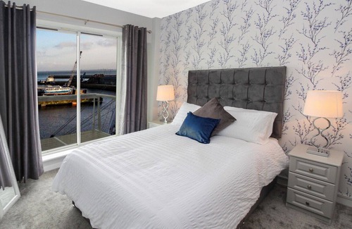 Galway City Centre Apartment | DESIGNER WATERFRONT 3 bedroom duplex. Sleeps 6