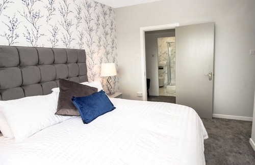 Galway City Centre Apartment | DESIGNER WATERFRONT 3 bedroom duplex. Sleeps 6