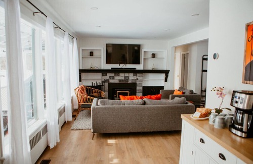 Strong Cottage | Desirable Lakefront 3BR w/Fireplace & Games Room