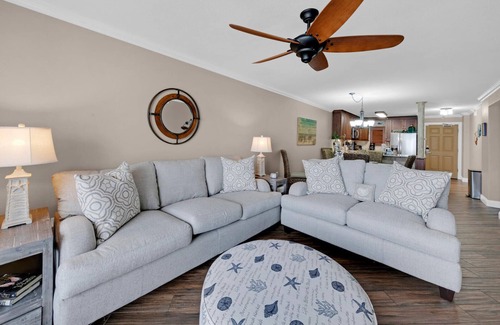 Holiday Isle Condo | Destin on the Gulf 704 |Gulf View Condo w/Pool + Free Beach Service