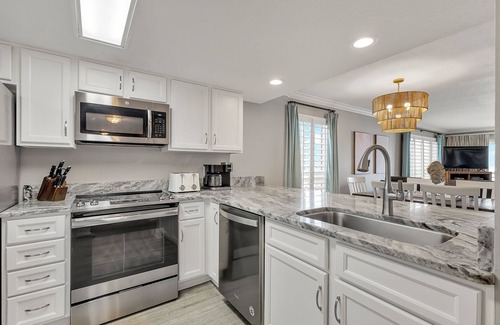 Destin Condo | Destin Towers 😎 Remodeled Beachfront 🐬 CHECKOUT THIS REMODEL🩴