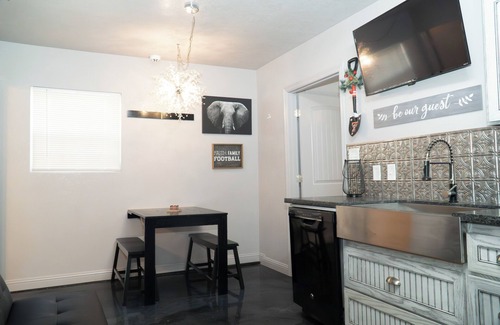 Lubbock House | Destination Red Raiderland-Walking Distance to TTU