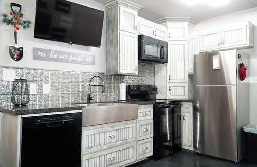Lubbock House | Destination Red Raiderland-Walking Distance to TTU