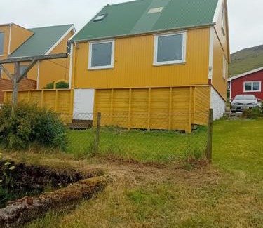Trongisvagur Villa | Det lille gule hus