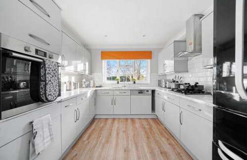 Cambridge House | Detached 6 Bedroom Cambridgeshire Abode - Pets