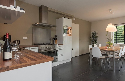 Zeewolde House | Detached 6-person villa with modern kitchen, two bathrooms and cozy living areas inside and outside.