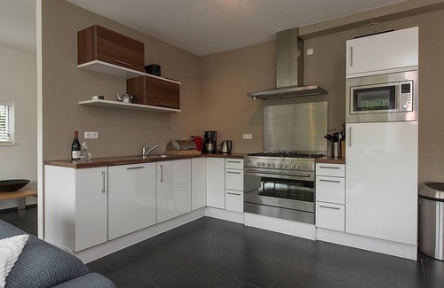 Zeewolde House | Detached 6-person villa with modern kitchen, two bathrooms and cozy living areas inside and outside.