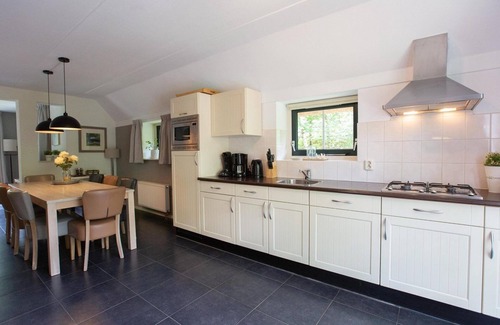 Hooghalen House | Detached bungalow with alcove bed, perfect for families in Drenthe.