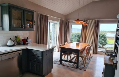 Ballyconneely Condo | Detached cottage overlooking lake in Connemara