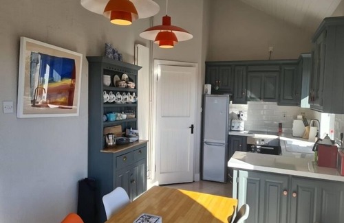 Ballyconneely Condo | Detached cottage overlooking lake in Connemara