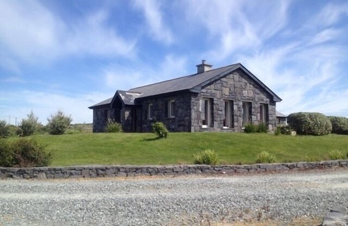 Ballyconneely Condo | Detached cottage overlooking lake in Connemara