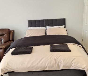 Chapeltown Apartment | Detached Flat in Leeds, Free WIFI and parking, Pool table, 75 inch tv, Netflix, Disney plus