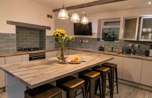 Shipley House | Detached house luxury 6 beds, Fast WiFi, pets allowed and Hot-tub.