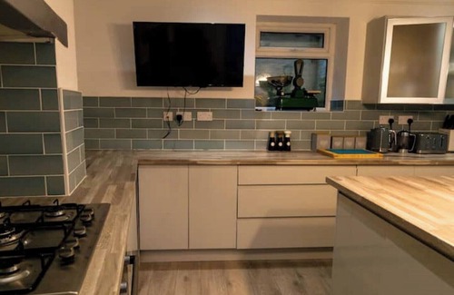 Shipley House | Detached house luxury 6 beds, Fast WiFi, pets allowed and Hot-tub.