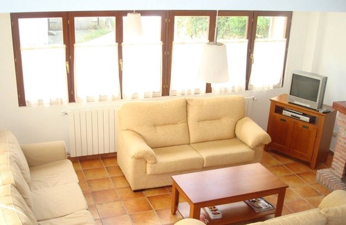 Pesues House | Detached house with garden for several families near the beaches