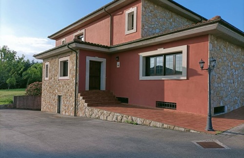 La Isla House | Detached house with large garden, perfect for families.