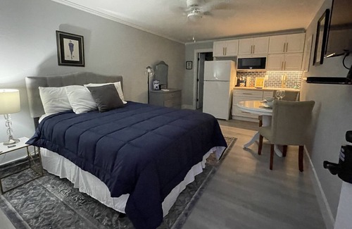 Pensacola Beach Apartment | Detached Luxury Studio on Pensacola Beach 2 mins walk to the Gulf.