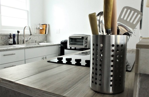 Pacific Palisades Apartment | Detached Modern Studio Guest House Between Santa Monica & Malibu