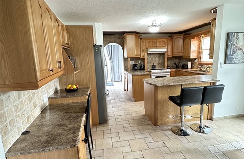 Barrie House | Detached private bungalow, sleeps10, 4min to lake/downtown, NO STAIRS/10 carpark