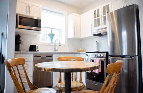 Burlington House | Detached Victorian Style Tiny Home - long stays U7