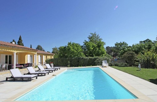 Bagnols-en-Foret Villa | Detached villa with private pool and beautiful garden 25km from sea and beach
