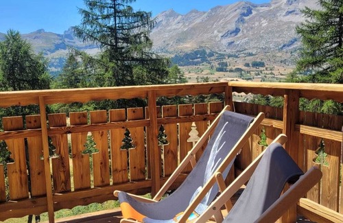 Le Devoluy Ski Chalet | Detached wooden chalet, La Joue du Loup (200m walk to ski slopes and shops)