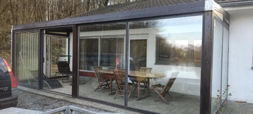 Florennes House | Deux étangs poissonneux au milieu des bois avec gîte moderne, la halte des deux lacs
