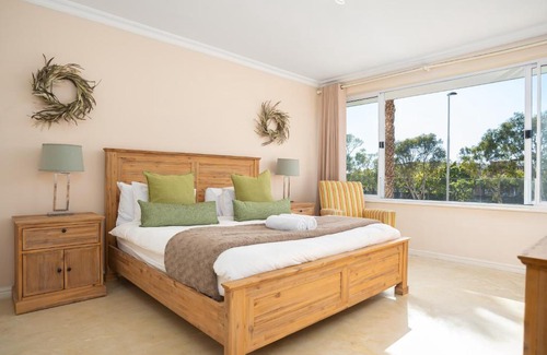 Three Anchor Bay Apartment | Devonshire Apartment