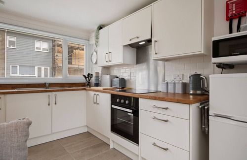 Pembroke House | Dewis Da - Short walk from beach, parking