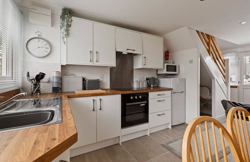 Pembroke House | Dewis Da - Short walk from beach, parking