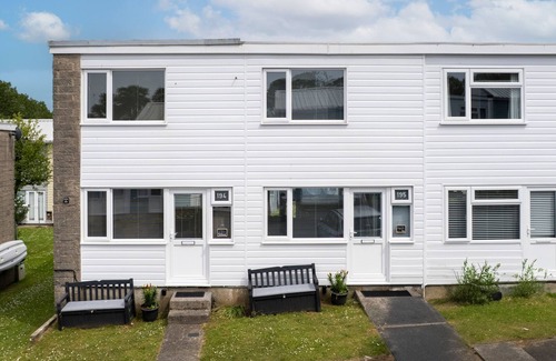 Pembroke House | Dewis Da - Short walk from beach, parking