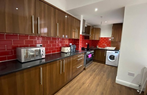 Beeston Apartment | Dews House - Leeds 2 bed sleeps 5